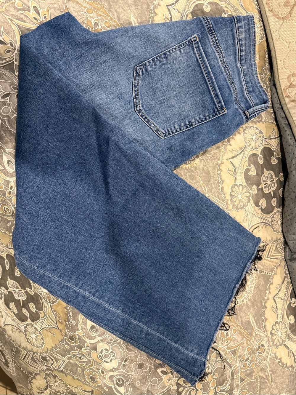 Kut from the Kloth  womens  Medium Blue wide leg cropped Jeans